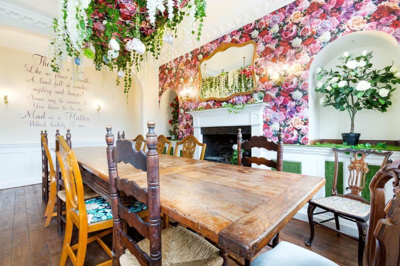 The Wonderland Townhouse - Alice In Wonderland 7Bdr Home Bath Bagian luar foto